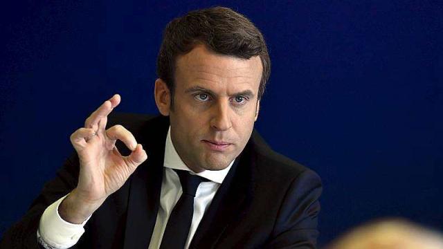 Emmanuel Macron indiquant aux Français le taux de dilatation anale qu'il attend d'eux.